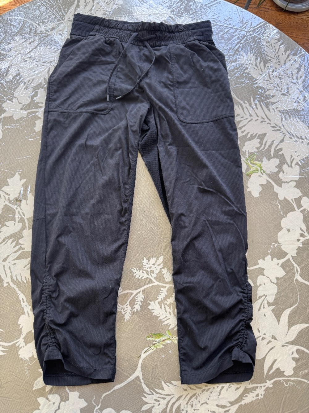 Lululemon Beyond the Studio crop drawstring/elastic waist  sweatpants Sz 8 NWOT